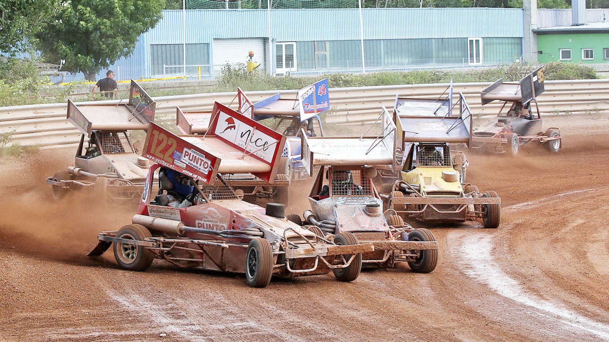 Harte Positionskaempfe in der Formel 2 Klasse